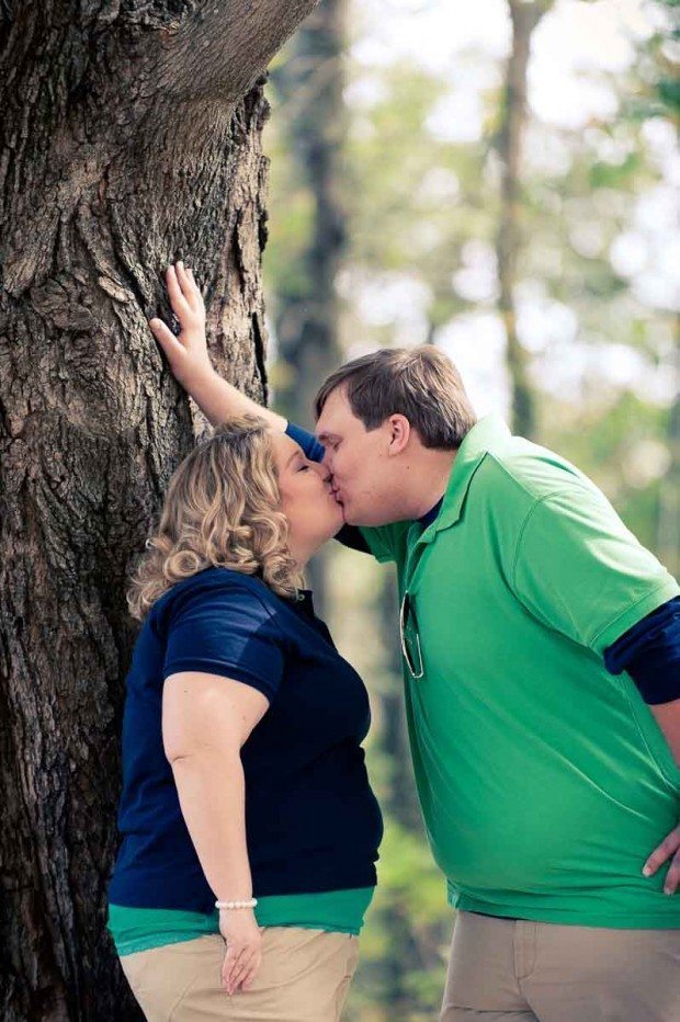 Couple kiss on tree outside in Murfreesboro Tennessee